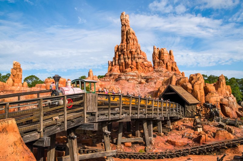 Optimal Route at Disneyland: A Data-Driven Touring Plan at Disneyland